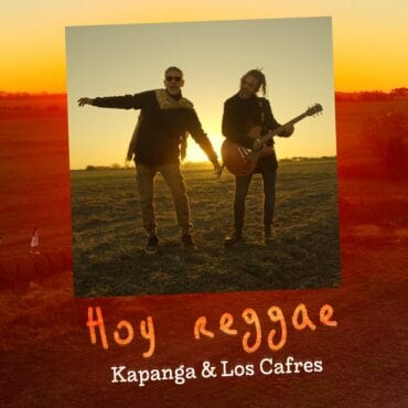 Kapanga y Los Cafres tocando en un campo al atardecer.